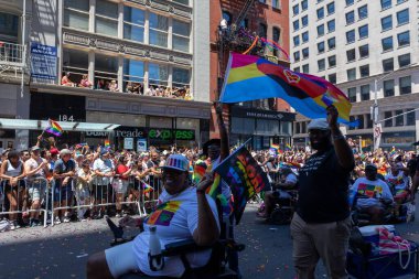 New York City, ABD 'de 2022 sayılı Onur Yürüyüşü' nü kutlayan insanlar