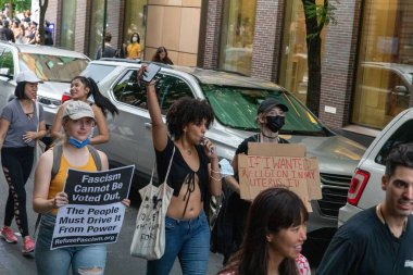 Roe ve Wade davasının devrilmesi sonrasında New York Foley Meydanı 'na yürüyen mukavva tabelalı bir grup protestocu