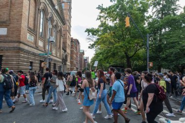 Roe ve Wade davasının devrilmesi sonrasında New York Foley Meydanı 'na yürüyen mukavva tabelalı bir grup protestocu