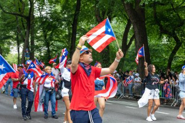 New York 'taki Porto Riko Günü Geçidi' ni kutlamak için büyük bir kalabalık geliyor.