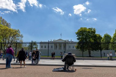 Beyaz Saray önünde silahlı şiddeti protesto eden küçük bir kalabalık.