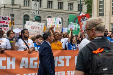 Silahları protesto eden büyük bir kalabalık. Brooklyn 'deki Cadman Plaza' dan Brooklyn Köprüsü üzerinden New York 'a yürüyorum.
