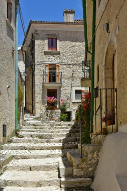 Civitella Alfedena, Abruzzo, İtalya 'nın eski taş evleri arasındaki dar sokağa dikey bir bakış