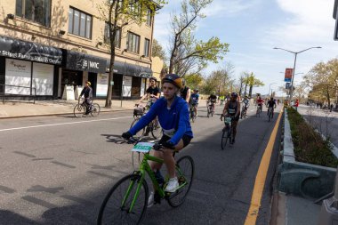 Motosikletlilerin Staten Island, ABD 'deki Beş Boro Bisiklet turuna katıldığı yakın çekim.
