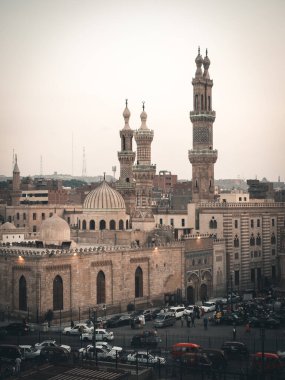 Mısır 'daki tarihi Kahire camiinin dikey çekimi
