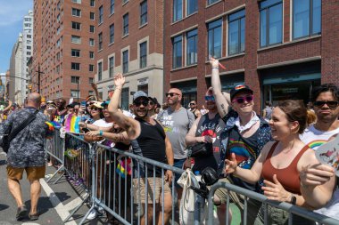 New York sokaklarında büyük bir kalabalık Onur Yürüyüşü 'nü kutluyor.