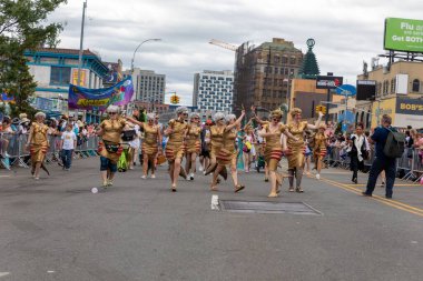 Brooklyn sokaklarındaki kalabalık Coney Adası Deniz Kızı Geçidi 'nin 40. yıldönümünü kutluyor.