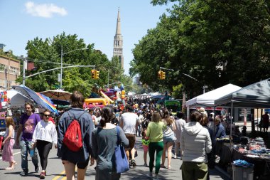 7. Cadde, Brooklyn, New York 'ta Babalar Günü' nü kutlayan büyük bir kalabalık.