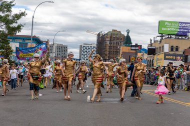 Brooklyn sokaklarındaki kalabalık Coney Adası Deniz Kızı Geçidi 'nin 40. yıldönümünü kutluyor.