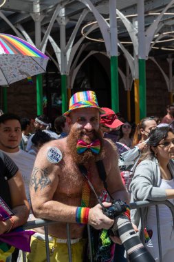 Güneşli bir sabahta Onur Yürüyüşü 'nde bir kalabalık