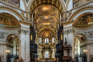 Altın tavanın alçak açılı manzarası ve St. Paul Katedrali 'nin içi