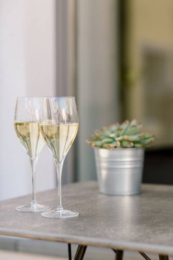 Masada dikey bir kadeh şampanya.