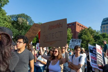 Protestocular, Anayasa Mahkemesi 'nin Roe-Wade davasını geri çevirmesi üzerine ellerinde karton levhalar tutuyorlar.