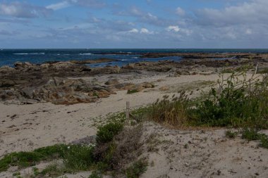 Fransa 'nın Cote du Croisic kentinde kayalık ve kumlu bir plaj