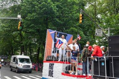 New York 'taki Porto Riko Günü Geçidi' ni kutlamak için büyük bir kalabalık geliyor.