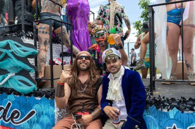 Coney Adası 'ndaki 40. Geleneksel Denizkızı Geçidi için giyinmiş bir grup arkadaşın yakın çekimi.