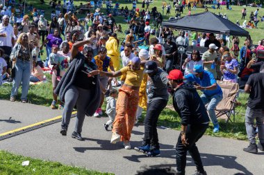 Güneşli bir günde Prospect Park Brooklyn 'de düzenlenen 13. Haziran kutlamasında bir kalabalık.