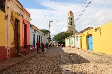 Kübalı Trinidad 'ın renkli binaları ve yerel halkın yaşadığı eski bir koloni kasabası.