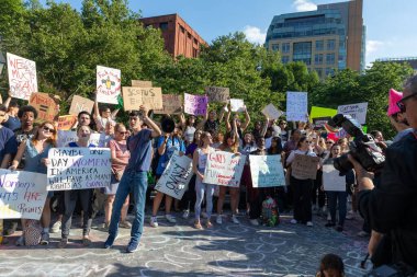 Protestocular, Anayasa Mahkemesi 'nin Roe-Wade davasını geri çevirmesi üzerine ellerinde karton levhalar tutuyorlar.