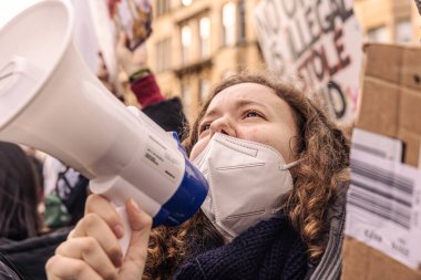 Glasgow, İngiltere 'de iklim değişikliğini protesto eden insanlar