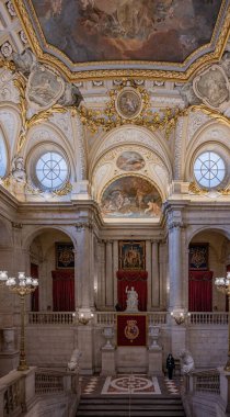 Madrid Kraliyet Sarayı 'nın lüks bir iç mekanının dikey çekimi.