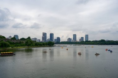 Nanjing, Çin 'deki Xuanwu Gölü' nde turist taşıyan yelkenliler.