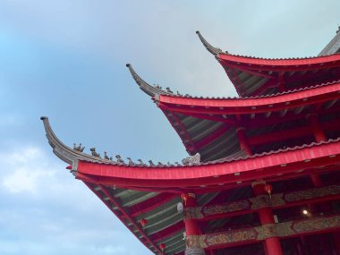 Gökyüzünde bir Çin tapınağının güzel bir görüntüsü.