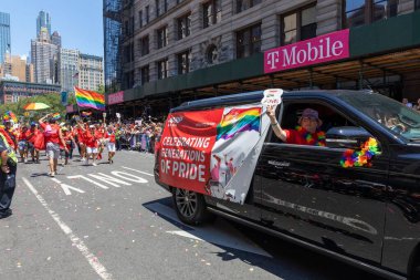 26 Haziran 2022 'de New York' ta yürüyüş yapan neşeli insanlar.