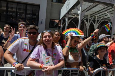 New York 'taki Onur Yürüyüşü' nde bir sürü genç insan var.