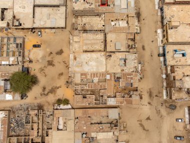 Moritanya, Nouakchott 'ta tipik bir ev bloğunun havadan görünüşü. Evler arasında çöp var..