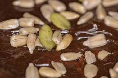 Çatlamış ayçiçeği tohumlarının seçici odak noktası.