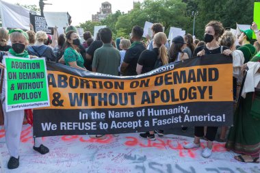 Yüksek Mahkeme Roe ve Wade 'in davasını bozduktan sonra insanlar New York' ta protesto ediyor.