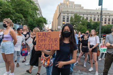 Bir grup protestocu, Anayasa Mahkemesi 'nin Roe-Wade davasını geri çekmesinin ardından ellerinde karton levhalar tutuyorlar.