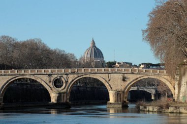 Roma, İtalya 'da Ponte Sisto köprüsü Tiber nehri ve St. Peter Bazilikası üzerinde kurulmuştur.