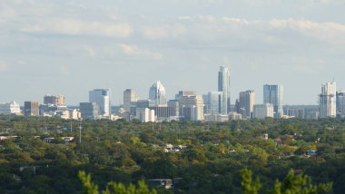 Austin City, ABD 'nin gökdelenleri üzerindeki bulutlu mavi gökyüzü
