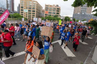 Silahları protesto eden büyük bir kalabalık. Brooklyn 'deki Cadman Plaza' dan Brooklyn Köprüsü üzerinden New York 'a yürüyorum.