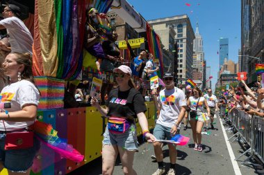 Güneşli bir sabahta Onur Yürüyüşü 'nde bir kalabalık