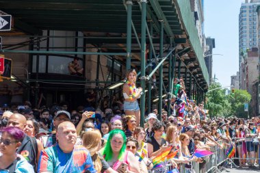 New York City, ABD 'de 2022 sayılı Onur Yürüyüşü' nü kutlayan insanlar