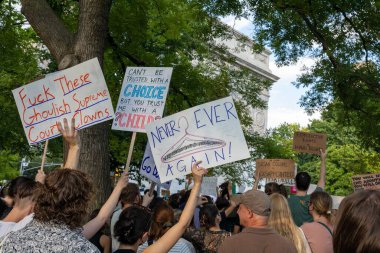 Yüksek Mahkeme Roe ve Wade 'in davasını bozduktan sonra insanlar New York' ta protesto ediyor.