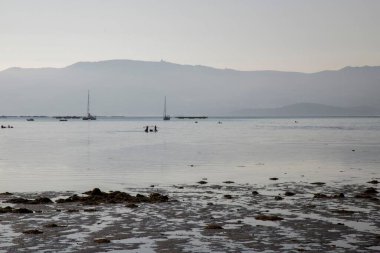 Güzel bir Galiçya sahili manzarası ve arka planda dağlar