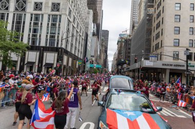 Porto Riko Günü Geçit Töreni 'ni New York City sokaklarında kutlayan kalabalık.