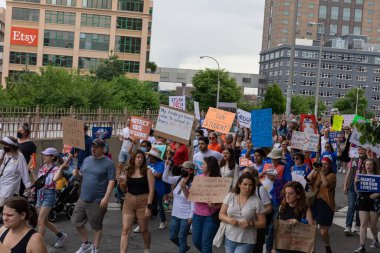 Silahları protesto eden büyük bir kalabalık. Brooklyn 'deki Cadman Plaza' dan Brooklyn Köprüsü üzerinden New York 'a yürüyorum.
