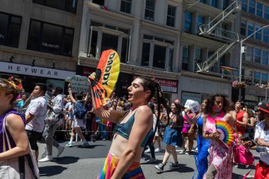 26 Haziran 2022 'de New York' ta yürüyüş yapan neşeli insanlar.