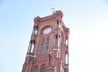 Rotes Rathaus şehrinin ya da Berlin, Almanya 'daki belediye binasının alçak açılı çekimi