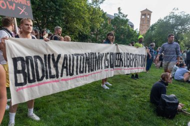 Protestocular, Anayasa Mahkemesi 'nin Roe-Wade davasını geri çevirmesi üzerine ellerinde karton levhalar tutuyorlar.
