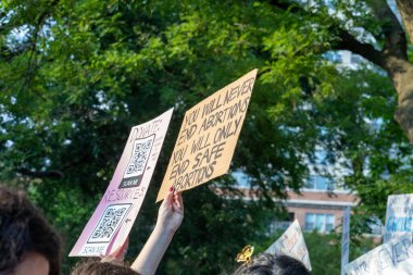 Yüksek Mahkeme Roe ve Wade 'in davasını bozduktan sonra insanlar New York' ta protesto ediyor.