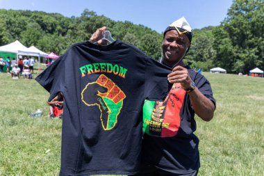 Prospect Park Brooklyn 'deki 13. Haziran kutlamasında tişörtlü bir adam.