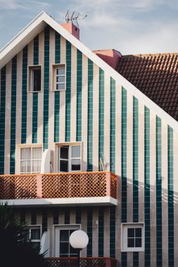 Güzel bir konut evinin dış tasarımının dikey görüntüsü.