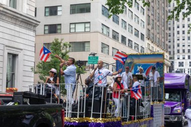 İnsanlar New York 'ta Porto Riko Günü Geçidi' ni kutluyorlar.