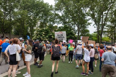 Silahları protesto eden büyük bir kalabalık. Brooklyn 'deki Cadman Plaza' dan Brooklyn Köprüsü üzerinden New York 'a yürüyorum.